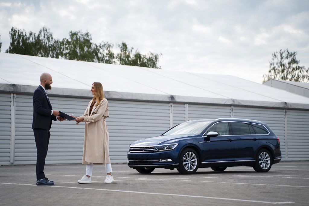 financial independent woman buying new car (1)